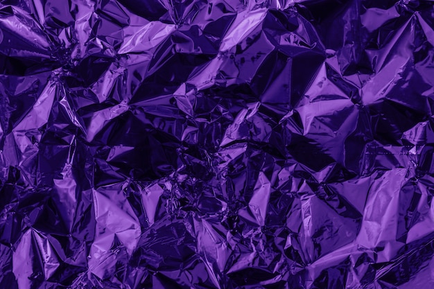 Fundo deformado violeta, feito de papel alumínio colorido