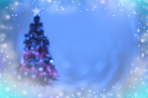 Fundo desfocado bokeh com árvore de Natal em fundo claro de neve