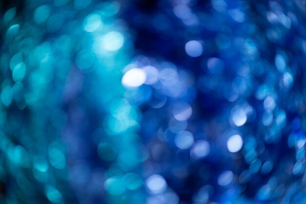 Fundo desfocado brilhante azul de enfeites de natal de bokeh. molde, textura, lugar para texto.