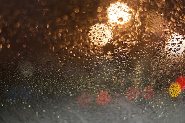 Fundo desfocado com gotas de chuva e luzes