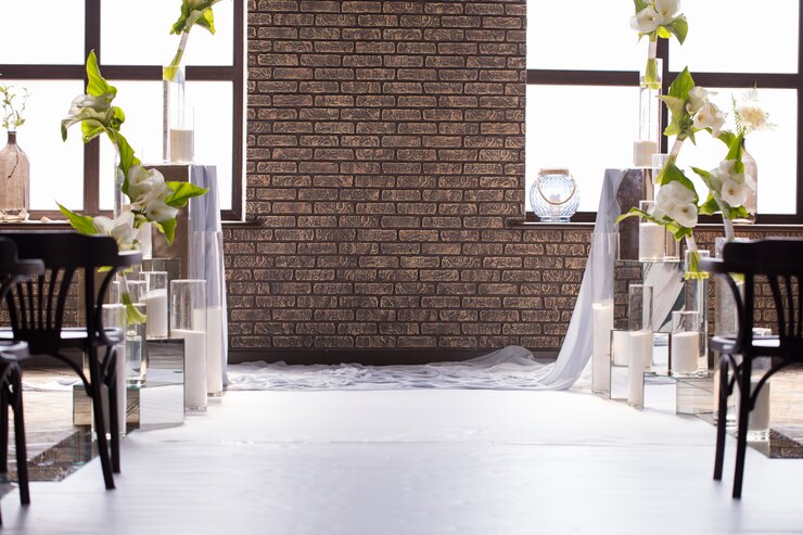 Foto fundo desfocado com uma decoração de casamento para a noiva e o noivo. foto para cartão postal