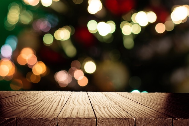 Fundo desfocado de Natal com mesa de madeira vazia em foco Exibição vazia para montagem do produto