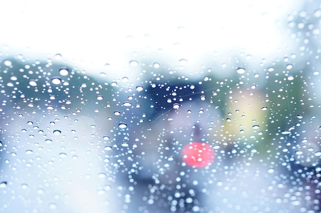 Fundo desfocado de pingos de chuva no para-brisa do carro