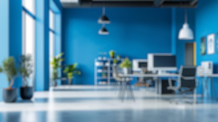 Foto fundo desfocado de sala de escritório decorada com paredes azuis e planta spate