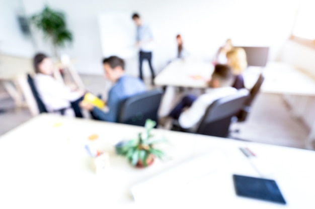 Fundo desfocado desfocado de empresários encontrando-se com colegas de trabalho concentrados do empreendedor start up - Conceito de negócio com a equipe de jovens em um escritório moderno mínimo - Filtro desaturado brilhante