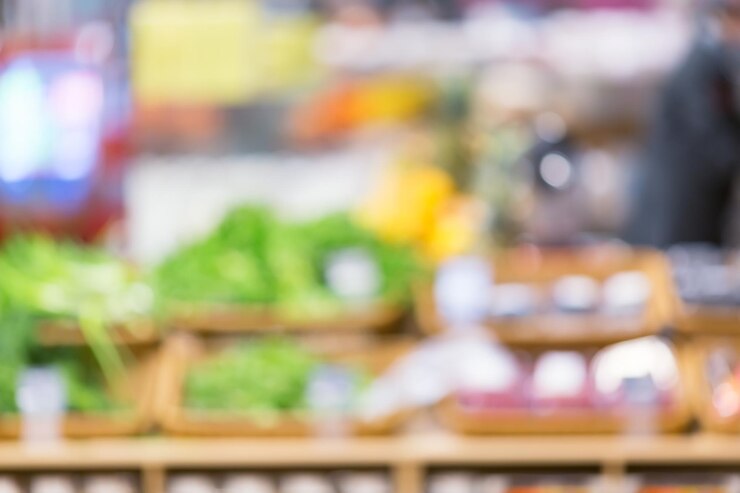 Foto fundo desfocado desfocado de produtos e contador com ervas no supermercado.