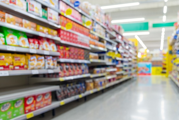 Fundo desfocado do corredor de supermercado com produtos.