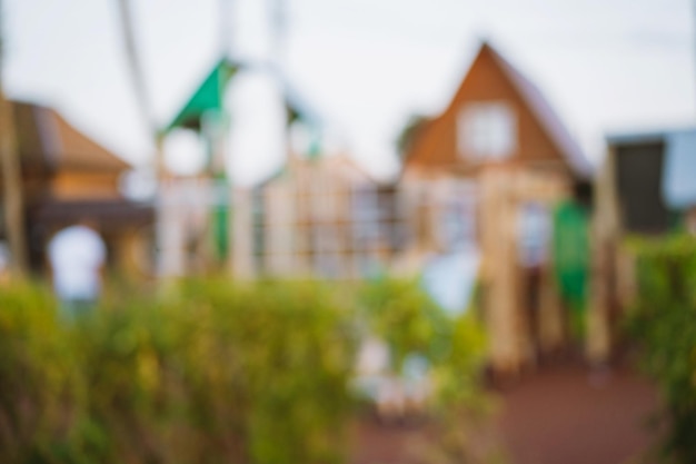 Fundo desfocado do parque infantil no parque no dia de verão Foto de alta qualidade