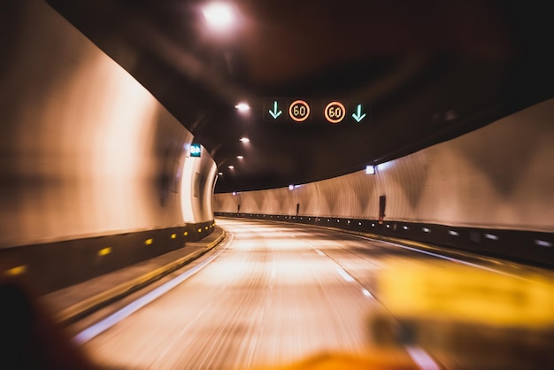 Fundo desfocado do túnel rodoviário com atmosfera amarelada