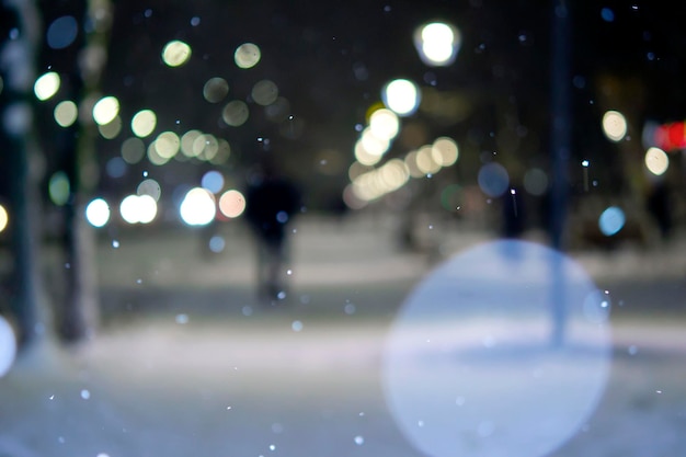 Fundo desfocado Luzes da vista da cidade caindo neve noite rua bokeh spots