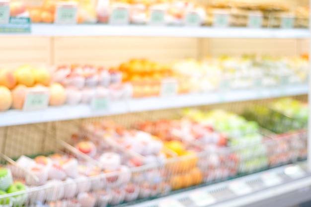 Fundo desfocado, supermercado de borrão em prateleiras de frutas frescas, fundo de mercearia