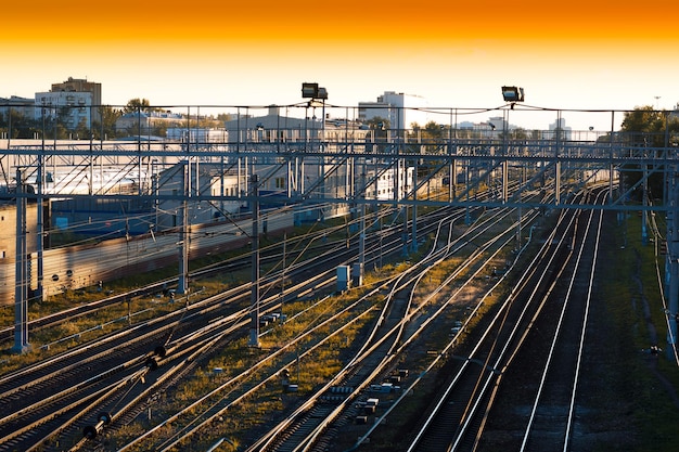 Fundo diagonal das ferrovias do pôr do sol em hd