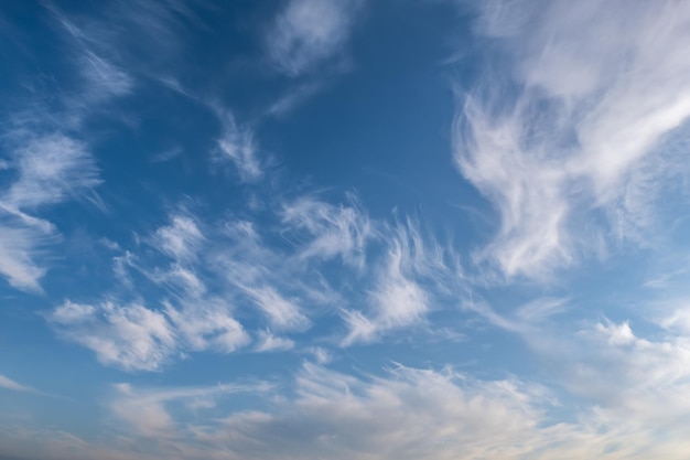 Fundo do céu azul com grande e minúscula nuvem listrada de stratus cirrus