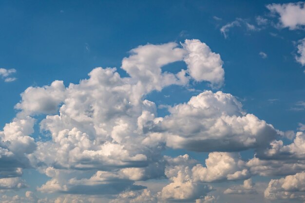 Fundo do céu azul com grandes nuvens brancas de stratus cirrus listradas