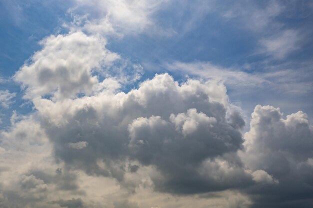 Fundo do céu azul com grandes nuvens brancas de stratus cirrus listradas