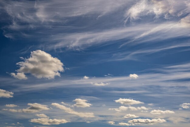 Fundo do céu azul com grandes nuvens brancas de stratus cirrus listradas