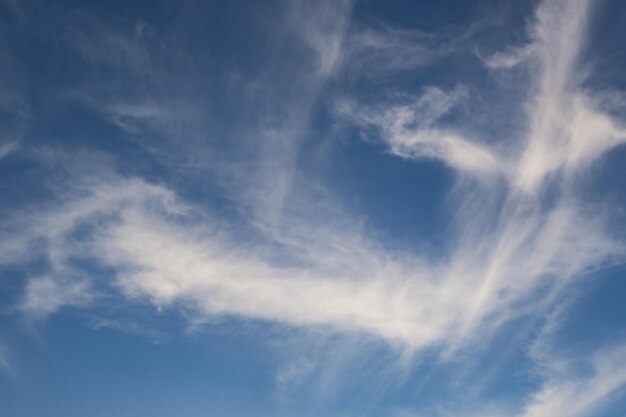 Fundo do céu azul com grandes nuvens brancas de stratus cirrus listradas