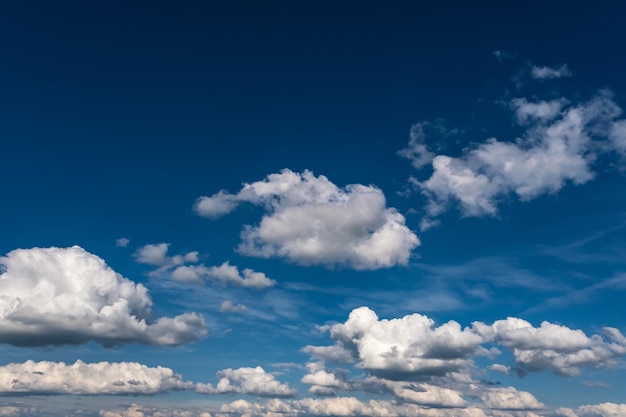 Fundo do céu azul com grandes nuvens listradas brancas panorama do céu azul pode usar para substituição do céu