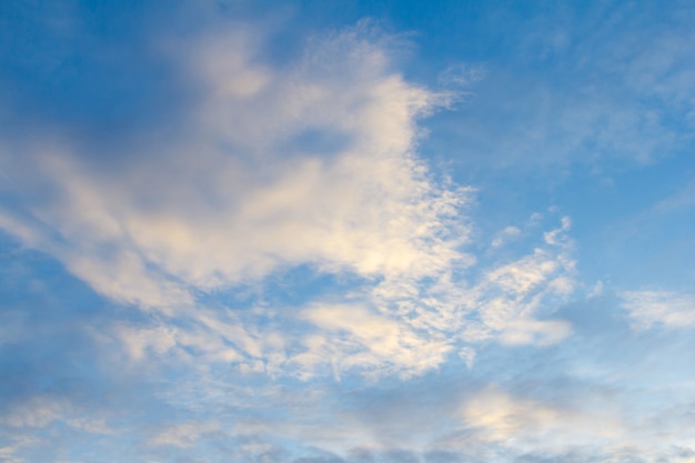 Fundo do céu azul com nuvem