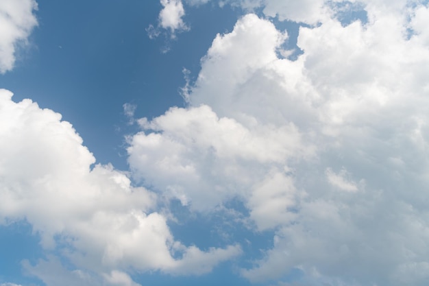 Fundo do céu azul com nuvens brancas à luz do dia