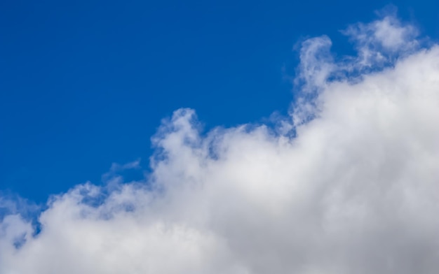 Fundo do céu azul com nuvens brancas Cenário natural