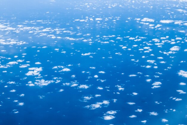 Fundo do céu azul com nuvens brancas e luz solar intensa