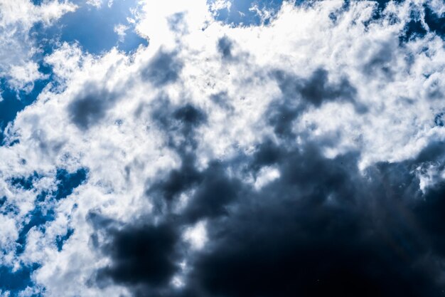 Fundo do céu azul com nuvens brancas e luz solar intensa