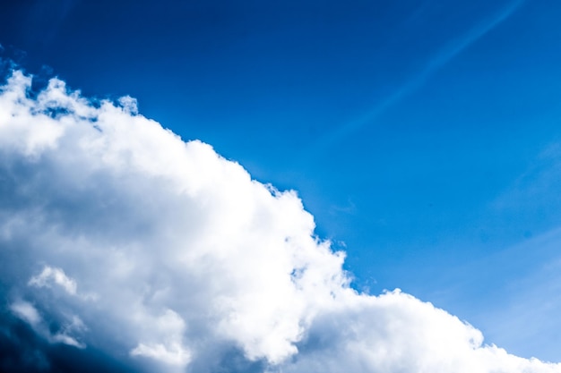 Fundo do céu azul com nuvens brancas e luz solar intensa