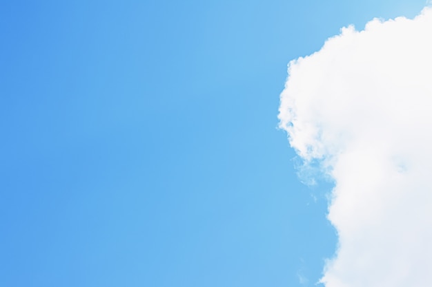 Fundo do céu azul com nuvens brancas e luz solar intensa