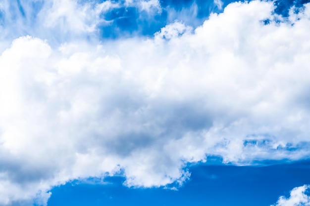 Fundo do céu azul com nuvens brancas e luz solar intensa