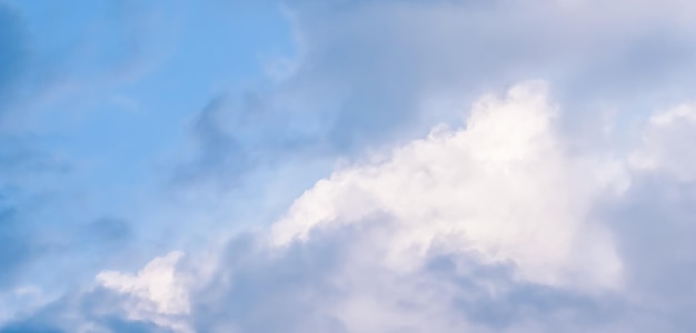 Fundo do céu azul com nuvens brancas macias