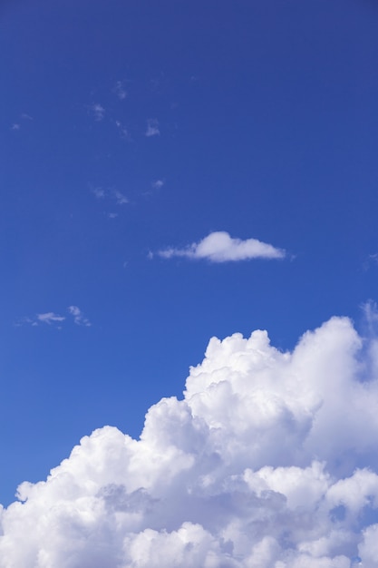 Fundo do céu azul com nuvens brancas, nuvens de chuva no verão ensolarado ou dia de mola.
