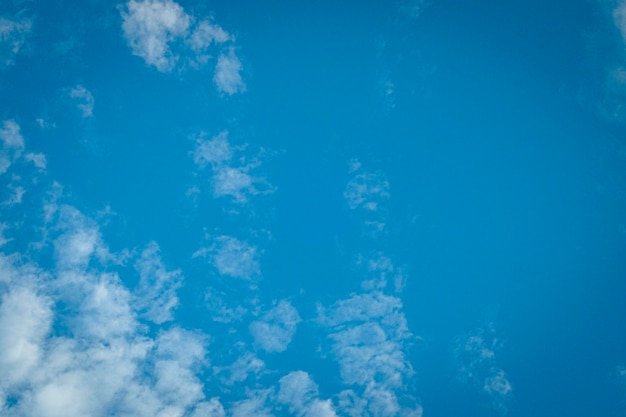 Fundo do céu azul com nuvens brancas Tempo abstrato da temporada