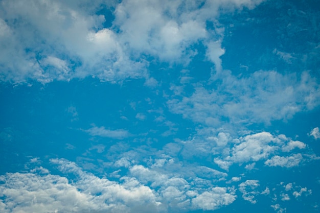 Fundo do céu azul com nuvens brancas Tempo abstrato da temporada