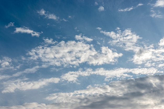 Fundo do céu azul com nuvens brancas.