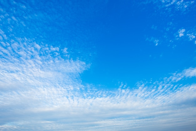 fundo do céu azul com nuvens brancas