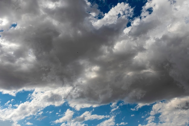 Fundo do céu azul com nuvens brancas