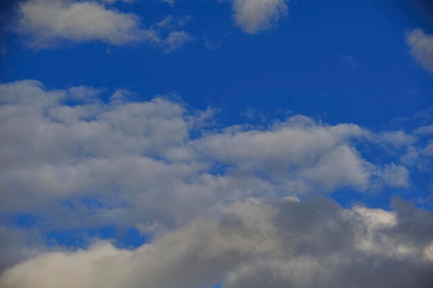 Fundo do céu azul com nuvens brancas