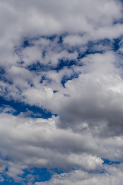 Fundo do céu azul com nuvens brancas