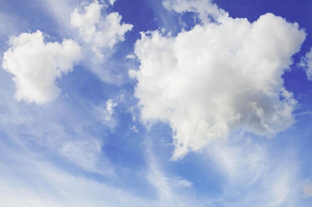 Fundo do céu azul com nuvens brancas