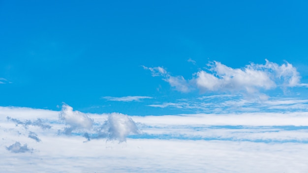 Fundo do céu azul com nuvens, copie o espaço para texto.