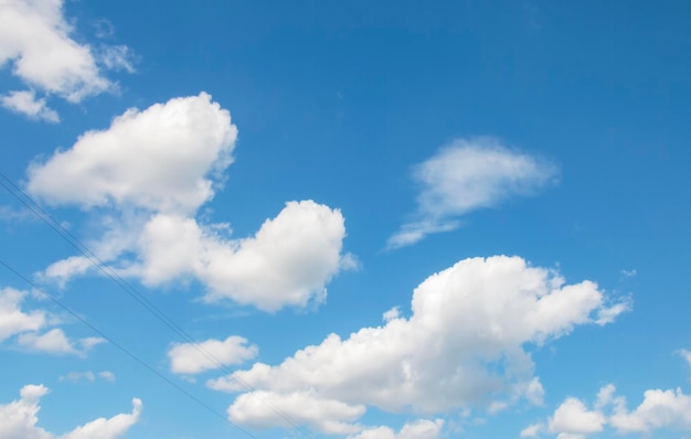 Fundo do céu azul com nuvens de ar branco