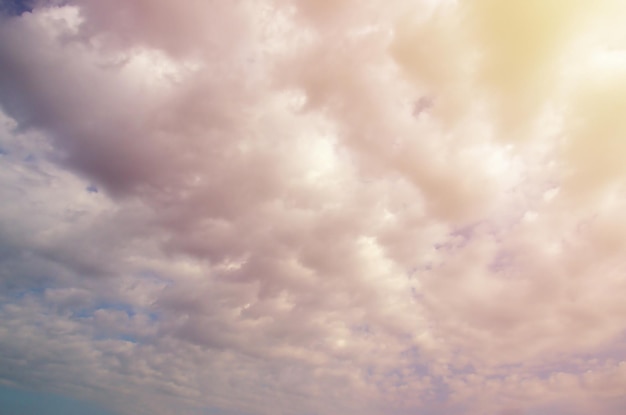 Fundo do céu azul com nuvens fofas brancas durante o dia ao ar livre