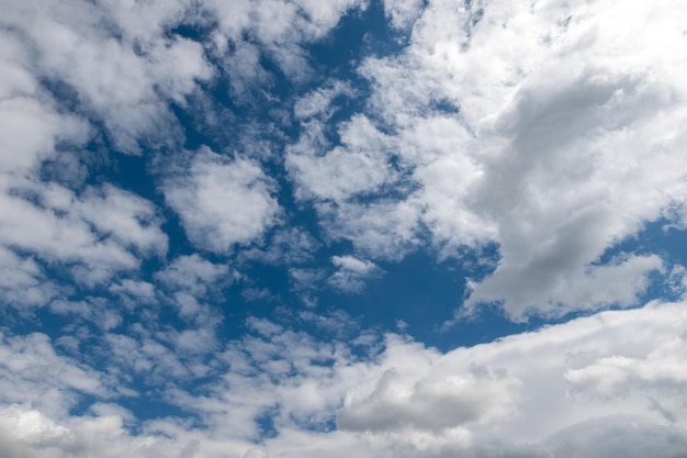 Fundo do céu azul com nuvens Fundo da natureza