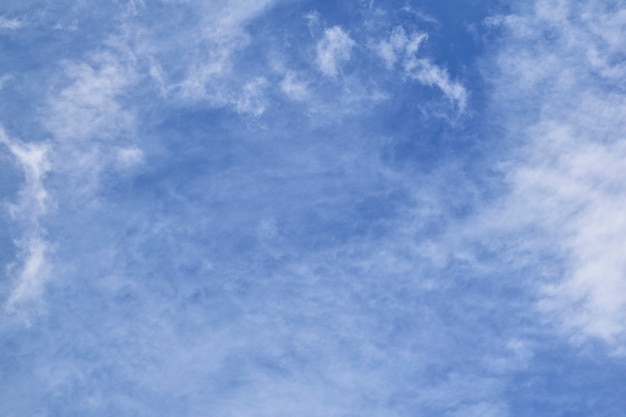 Foto fundo do céu azul com nuvens minúsculas