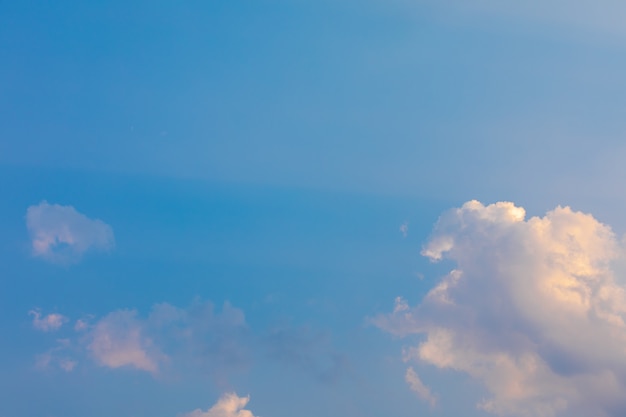 Fundo do céu azul com nuvens minúsculas