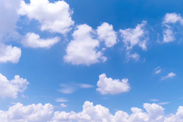 Fundo do céu azul com nuvens