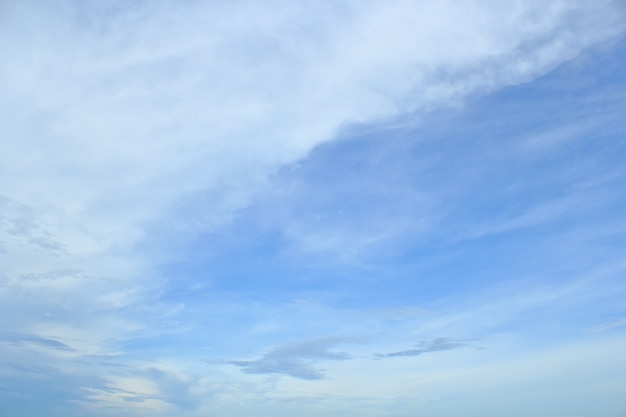 Fundo do céu azul com nuvens.