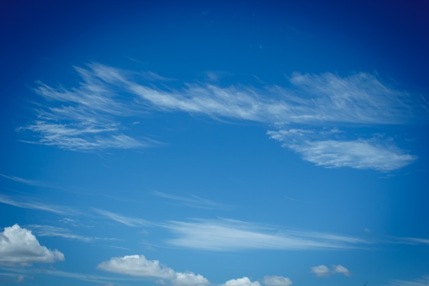 Fundo do céu azul com nuvens.