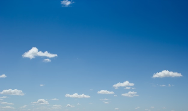 Fundo do céu azul com nuvens.